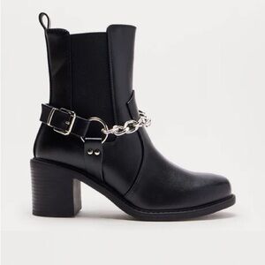 Lincoln Chain Heeled Booties NEW 🏷️